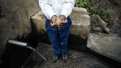 Un déplacé interne ayant fui des combats entre groupes armés dans son village, tient dans ses mains de l'eau qu'il pense contaminée par le choléra, dans le territoire de Masisi, dans l'est de la RDC, le 15 janvier 2020. (Image d'illustration)