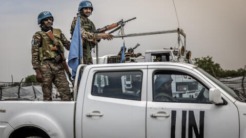Des soldats indiens de la force de maintien de la paix de la Mission des Nations unies au Soudan du Sud (Minuss) patrouillant près d'une piste d'atterrissage dans la ville stratégique d'Akobo, contrôlée par l'opposition, dans l'État de Jonglei, le 12 février 2026.
