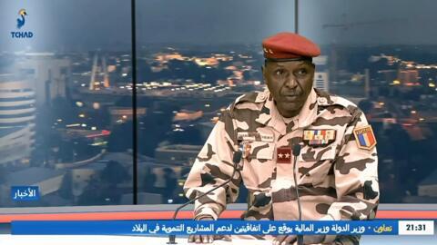 Le général Chanane Issakha Acheikh s'exprimant sur le plateau de la télévision nationale tchadienne.