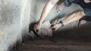 A 4,000‑yr‑old Rock Painting in Indonesia Offers Clues to One of Humanity&rsquo;s Greatest Migrations