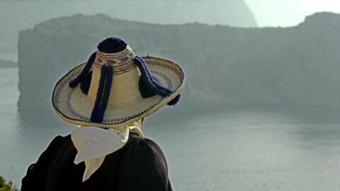 Une Marocaine observe le détroit de Gibraltar depuis les collines du village de Belyounech, au Maroc (Photo d'illustration).