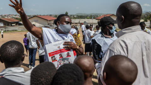 Une volontaire de la Croix-Rouge lors d'une campagne de sensibilisation publique au virus Ebola à Bunia, en RDC, le 25 mai dernier.