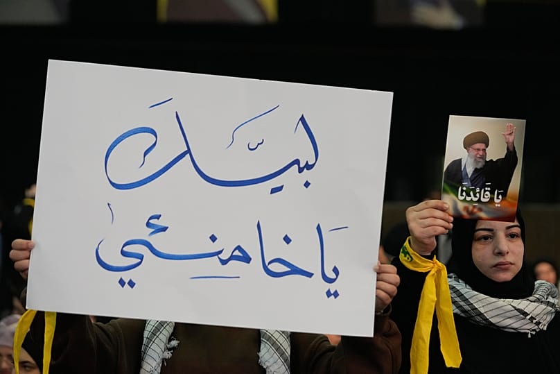 رفع أحد أنصار حزب الله صورة للمرشد الأعلى الإيراني آية الله علي خامنئي، في الضاحية الجنوبية لبيروت، لبنان، يوم الاثنين 26 يناير/كانون الثاني 2026.