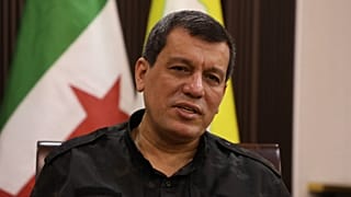 صورة أرشيفية - مظلوم عبدي، قائد قوات سوريا الديمقراطية التي يقودها الأكراد وتدعمها الولايات المتحدة، يتحدث خلال مقابلة في مدينة الحسكة شمال شرق سوريا، 16 أكتوبر/تشرين الأول 20