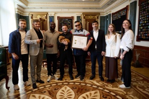 Американський боксер Кроуфорд подарував Зеленському цуценя Фрею