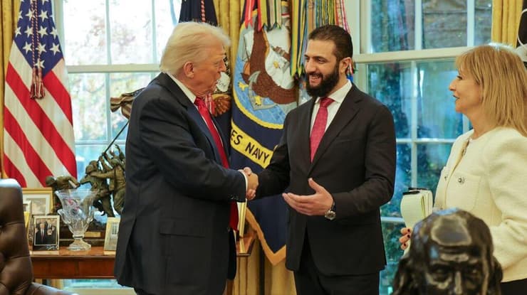 נשיא סוריה אחמד א-שרע בפגישה עם נשיא ארה"ב דונלד טראמפ בבית הלבן