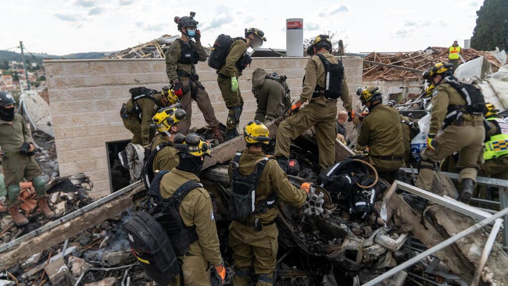 פעילות כוחות פיקוד העורף בזירת הנפילה בבית שמש