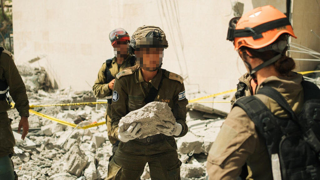 לוחמי חטיבת החילוץ בזירת הפגיעה הישירה של טיל ששוגר מאיראן בבאר שבע