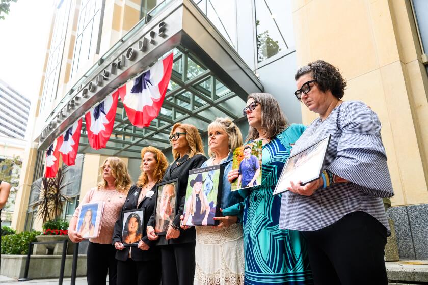 Padres de familia sostienen fotografías de sus hijos fallecidos durante una protesta contra las plataformas de redes sociales fuera del edificio federal Ronald V. Dellmus, el martes 18 de agosto de 2026, en Oakland, California. (AP Foto/Noah Berger)