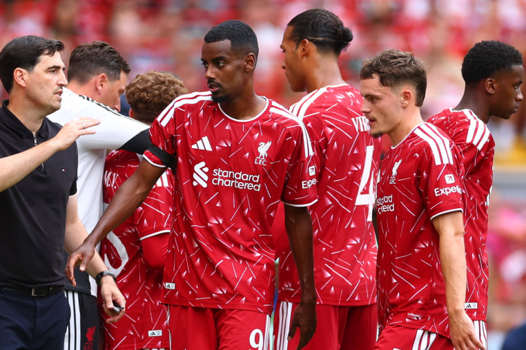 LIVERPOOL, ENGLAND - AUGUST 09: Alexander Isak (C) and Florian Wirtz of Liverpool look on next to manager Andoni Iraola during the pre-season friendly match between Liverpool FC and AS Monaco at Anfield on August 09, 2026 in Liverpool, England. (Photo by Chris Brunskill/Fantasista/Getty Images)