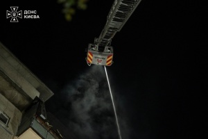 У Києві атака росіян спричинила пожежу у багатоповерхівці
