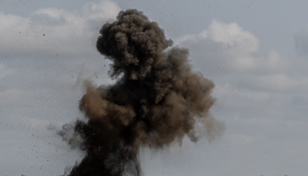 Повітряна атака РФ: у Києві пролунали вибухи, у двох районах упали уламки