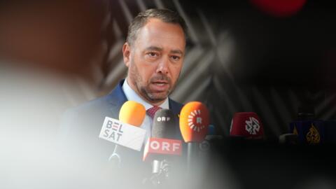 Le ministre belge des Affaires étrangères, Maxime Prevot, s'adressant aux médias à son arrivée à une réunion des ministres des Affaires étrangères de l'UE à Bruxelles, le 13 juillet 2026.
