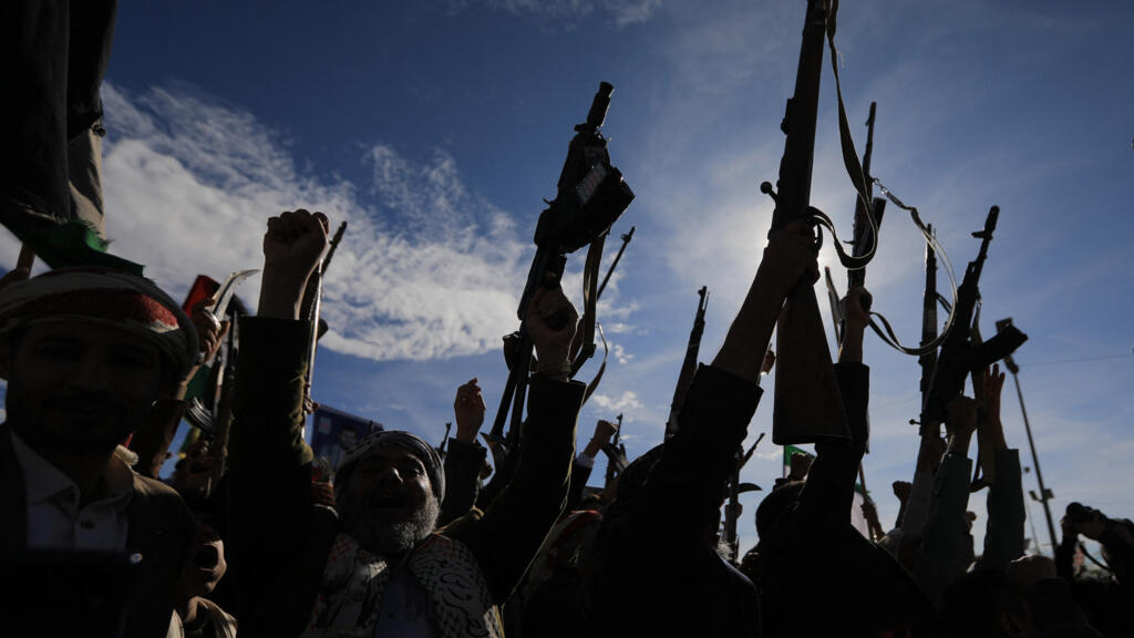 Des Houthis brandissent leurs armes lors d'un rassemblement de solidarité avec l'Iran et le Liban, dans le contexte de la guerre israélo-américaine contre l'Iran, à Sanaa, capitale du Yémen, le 27 mars 2026.