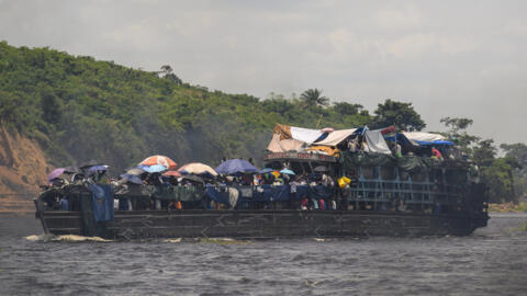 Vue générale d'une baleinière en bois chargée naviguant sur le fleuve Congo à Kinshasa, en République démocratique du Congo, le 3 avril 2024.