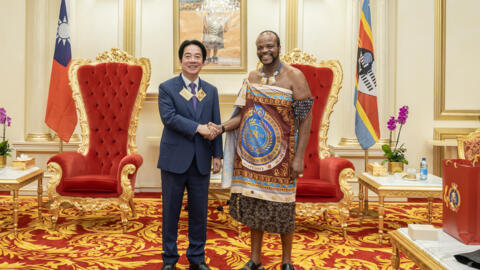 Sur cette photo diffusée par la présidence taïwanaise, le président taïwanais William Lai Ching-te, à gauche, serre la main du roi Mswati III d'Eswatini au centre de conférences international de Mandvulo, en Eswatini, le 3 mai 2026.