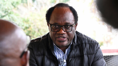 Brian Mundubile, chef de file de l'opposition zambienne et candidat du Parti de la réconciliation nationale pour l'unité et la prospérité (NRPUP) à la présidence, s'adressant aux médias après avoir voté à Lusaka, en Zambie, le 13 août 2026.
