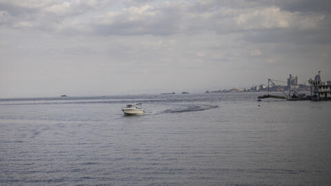 [Image d'illustration] Un bateau naviguant sur le fleuve Congo à Brazzaville, le 26 octobre 2023. De l'autre côté du fleuve, on aperçoit la capitale de la République démocratique du Congo, Kinshasa (image d'illustration).