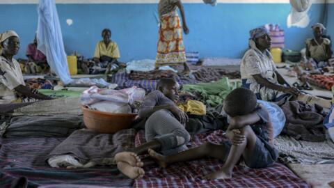 Des habitants ayant trouvé refuge dans une école primaire après avoir fui les inondations qui ont touché le village d'Ombaka, à Kisumu, au Kenya, le 17 avril 2024.