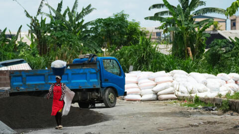 [Image d'illustration] Une femme dans une rue de Douala, en avril 2026.