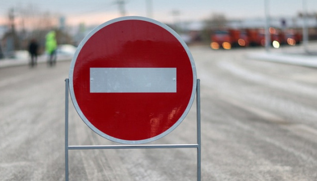На Київщині перекритий рух транспортних засобів з 15 по 32 км траси Київ - Чоп