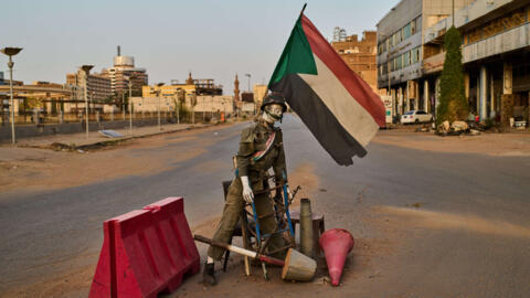 Un poste de contrôle désert où se tient un mannequin déguisé en soldat, dans le centre-ville de Khartoum, au Soudan, le 19 avril 2026.