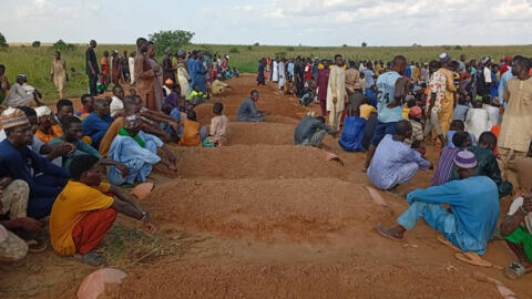Des habitants assistent aux funérailles des victimes du naufrage de Sokoto, dans le nord-ouest du Nigeria, le 20 août 2026. Les familles des victimes, indemnisées après le drame, ont ensuite été prises pour cible par des bandits (image d'illustration).