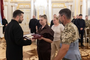 Зеленський вручив нагороди з нагоди Дня пам’яті захисників України родинам загиблих героїв
