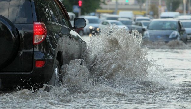 На півночі Італії є постраждалі внаслідок сильної грози з градом