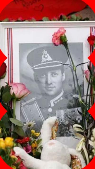 A black and white photo of King Harald V in uniform. Flowers are surrounding the photo