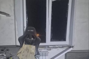 У Запоріжжі російський дрон влучив у багатоповерхівку, поранені двоє людей