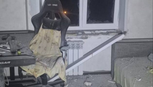 У Запоріжжі російський дрон влучив у багатоповерхівку, поранені двоє людей
