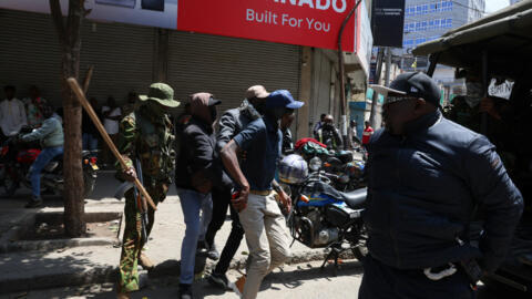 Des policiers détiennent un manifestant lors d'un rassemblement à Nairobi, le 28 août 2026 (image d'illustration).