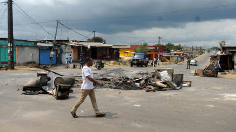 Des barricades dans une rue après une manifestation électorale à Libreville, au Gabon, le 1er septembre 2016.