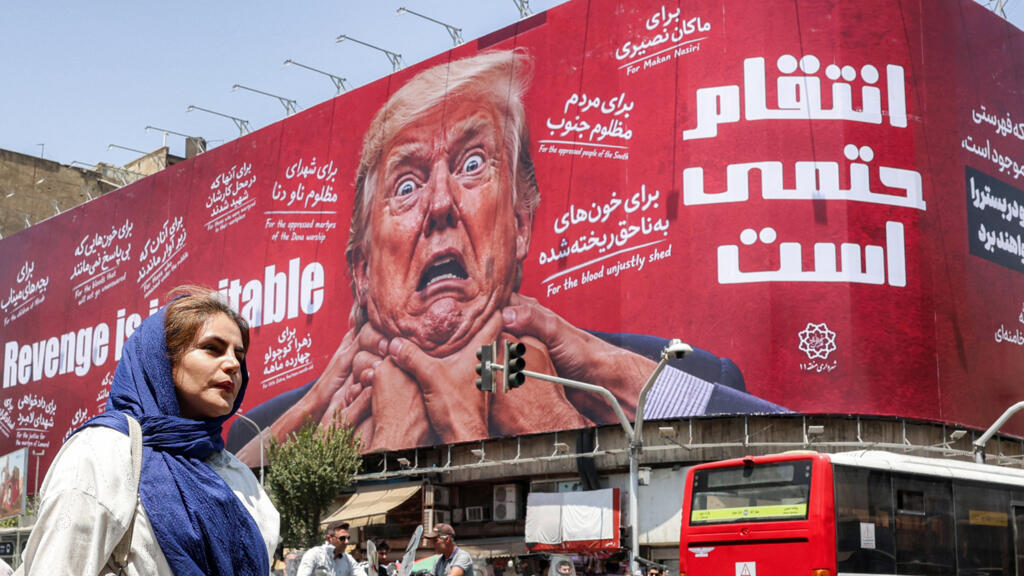 Un panneau d'affichage appelant à la vengeance contre le président américain Donald Trump, dans la rue Jomhouri, dans le centre de Téhéran.