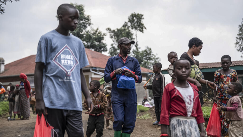 Des enfants congolais transportant leurs fournitures scolaires avant la rentrée du mardi 1ᵉʳ septembre 2026, à Kibumba, en République démocratique du Congo.