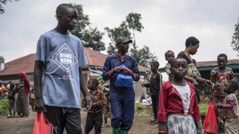Des enfants congolais transportant leurs fournitures scolaires avant la rentrée du mardi 1ᵉʳ septembre 2026, à Kibumba, en République démocratique du Congo.