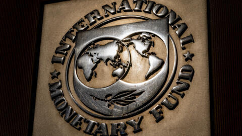 Le logo du Fonds monétaire international (FMI) est visible sur son siège, à Washington, le 5 avril 2021.