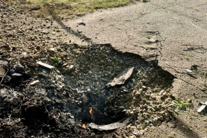 У Дніпрі після атаки РФ на шкільному стадіоні утворилася вирва