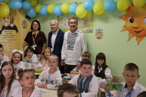 Посол Франції відвідав укриття в ліцеї Харкова
