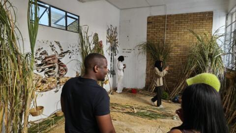 La visite d'un des studios ouverts au public à l'occasion du festival Contra.Joburg.