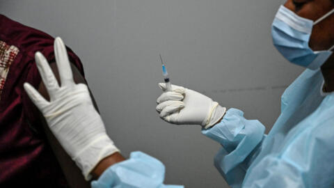 Le groupe pharmaceutique égyptien Minapharm a annoncé jeudi 27 août qu'il allait développer un candidat-vaccin contre la souche d'Ebola qui sévit actuellement en République démocratique du Congo. Ici, une vaccination contre le virus en août 2021. (Image d'illustration)