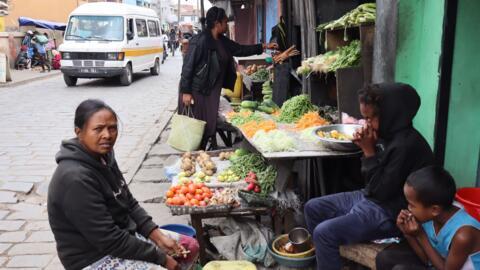 Vero (à gauche) économise de l'argent depuis trois mois pour payer les frais de scolarité de ses enfants. Photo prise le 30 août 2026 à Antananarivo.