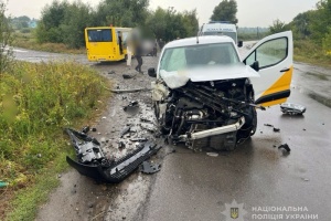 На Волині шкільний автобус зіткнувся з автівкою Укрпошти, постраждали двоє підлітків