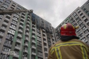 У Подільському районі Києва загасили пожежу в 16-поверхівці, пошкодженій від удару РФ