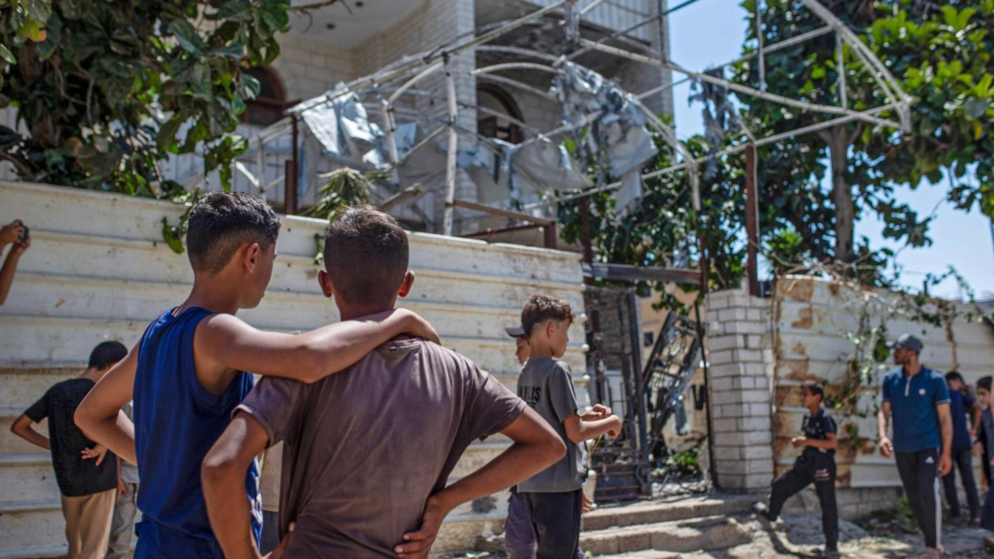 Boys look at a building damaged by an Israeli strike in western Gaza City (1 September 2026)