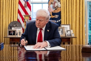 Трамп підписав закон про фінансування, що дозволить уникнути шатдауну до грудня