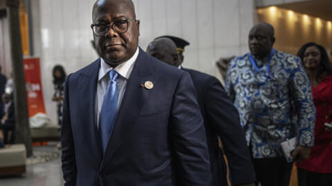 Le président de la République démocratique du Congo, Félix Tshisekedi (au centre), traverse un couloir lors de la deuxième journée de la 37e session ordinaire de la Conférence de l'Union africaine (UA) au siège de l'UA à Addis-Abeba, le 18 février 2024 (photo d'illustration).