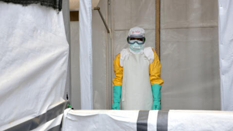 Un professionnel de santé fait une pause après avoir désinfecté un centre de soins destiné aux patients atteints d'Ebola, à Beni, dans la province du Nord-Kivu, à l'est du Congo, le 31 août 2026.