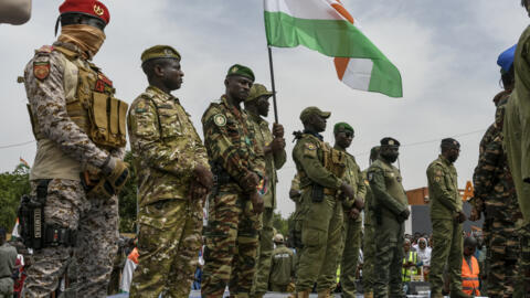 Des membres du Conseil national de sauvegarde de la patrie (CNSP) se rassemblent lors d'un rassemblement en soutien au général Abdourahamane Tiani (absent de la photo) devant l'ancienne Assemblée nationale à Niamey, le 2 septembre 2026.